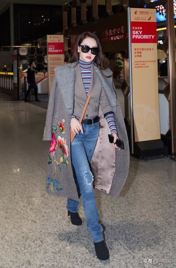 戚薇放大招了，竟穿了羽绒服和睡衣现身机场，混搭界的扛把子啊！