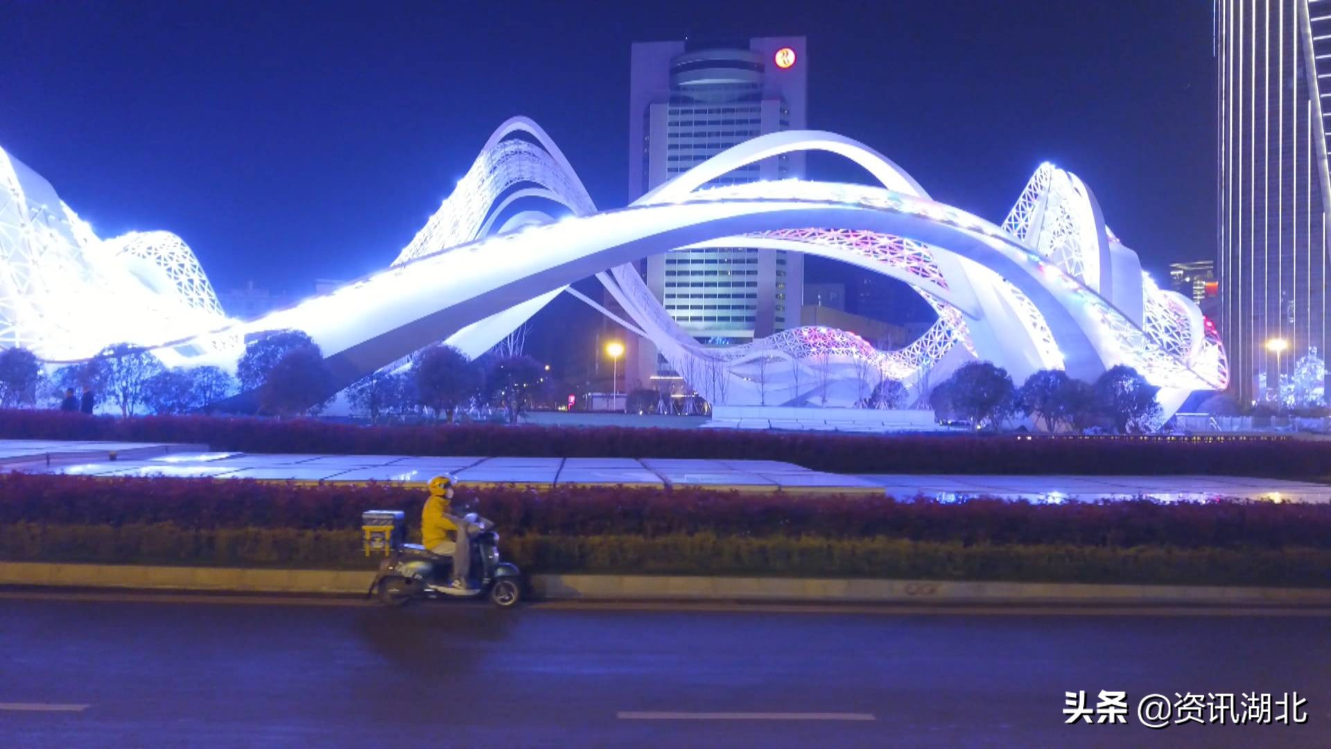 我在武汉|何文文:白加黑外卖小哥一天送餐200多份