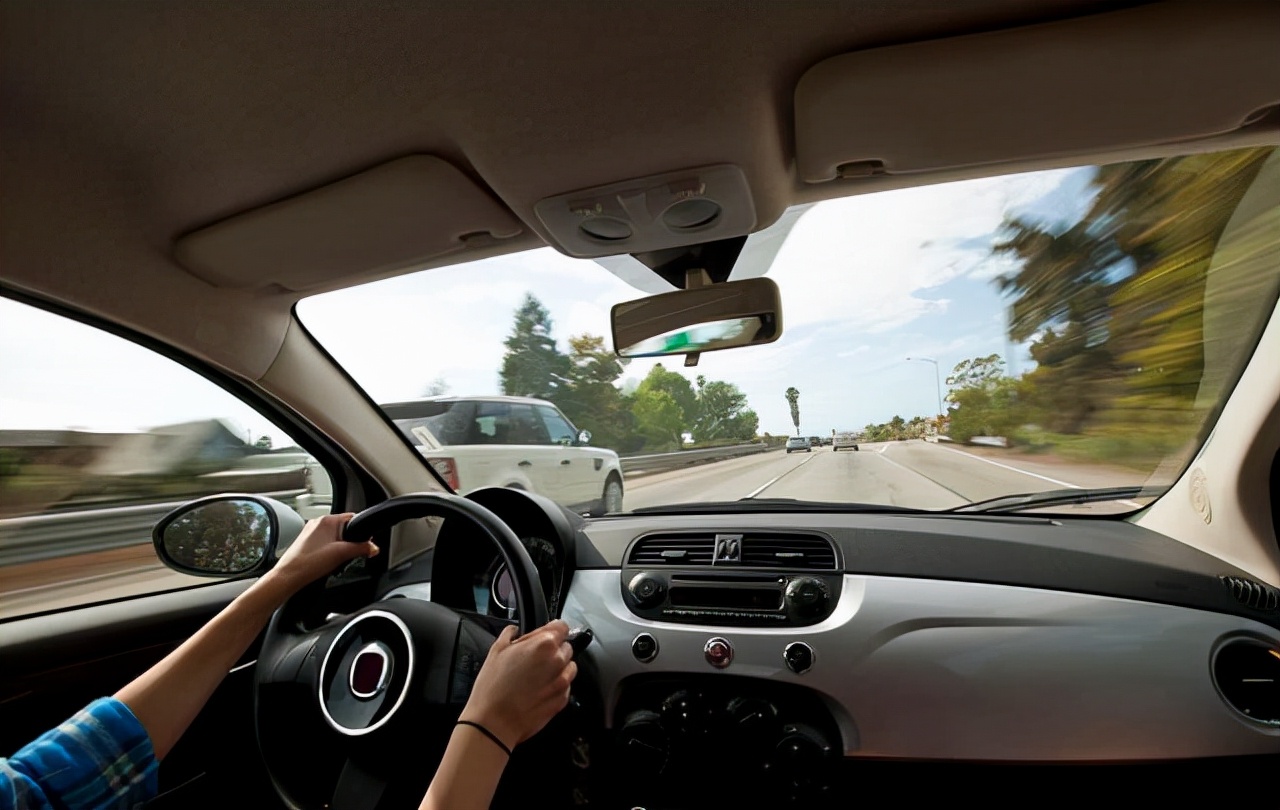 考了驾照上路注意什么,为什么考驾照一次过反而不会开车