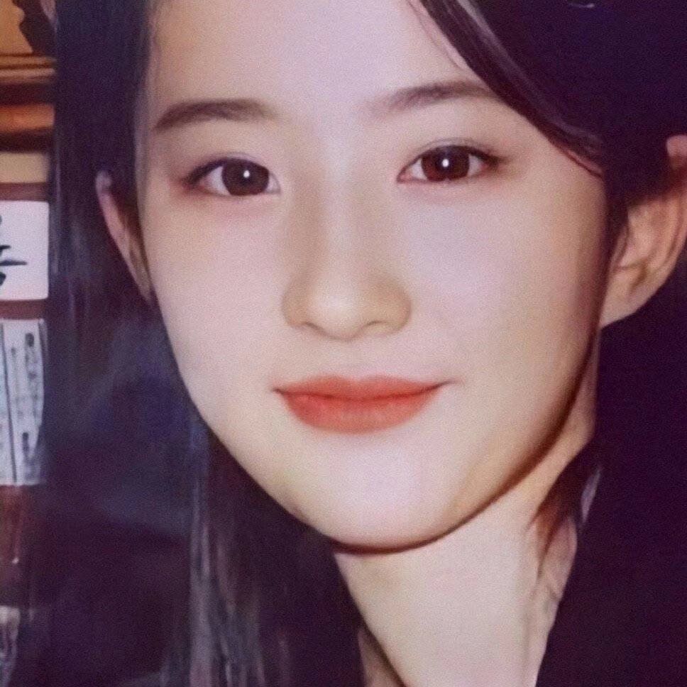 撤侨令后逐客令，成龙儿子房祖名被洗白，刘亦菲“卖人设”遭热议