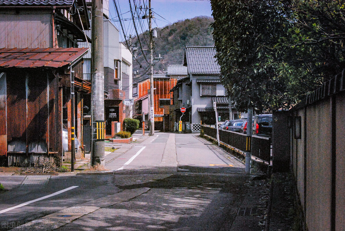 穿孝衣进院子有什么说法,身穿热孝不登门是什么意思