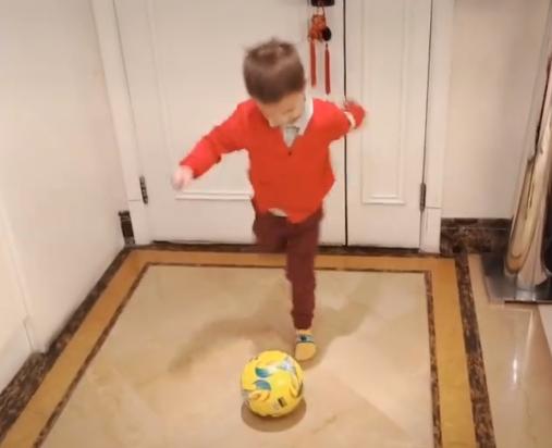 谢杏芳带儿子户外打网球,谢杏芳带孩子看林丹练球