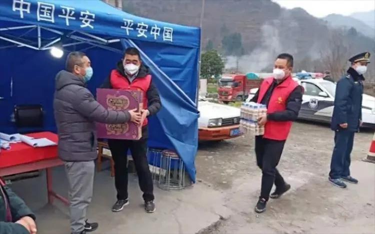 志愿红助力疫情防控阻击战,抗疫战中的一抹志愿红