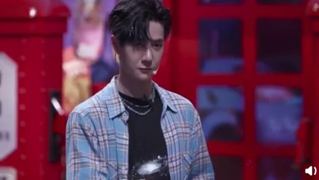 不愧是“钢铁直男”，面对女生大胆放电，王一博6字回应瞬间冷场