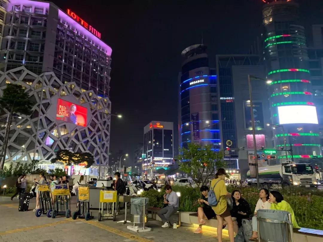深夜，我在韩国东大门“血拼”了三小时