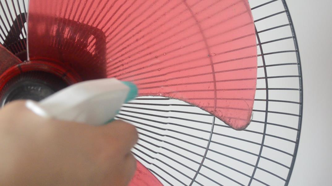 风扇上灰怎么清理,为什么电风扇的扇叶上容易积累灰