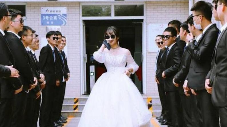 毕业班27名男生穿西装，给班里唯一女生备婚纱，只为圆她心中梦