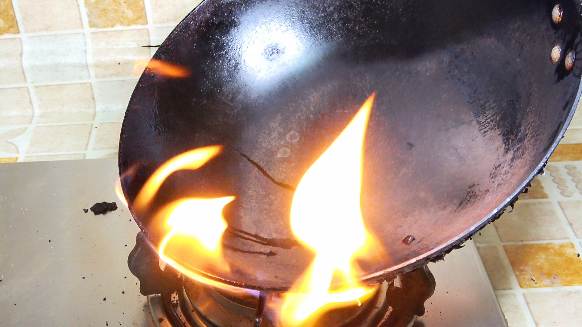 铁锅油垢怎样才能彻底清除,铁锅怎么清洗油垢最好方法