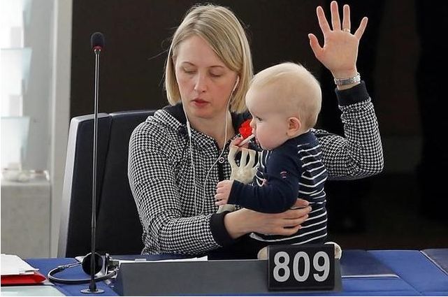 女议员带孩子工作,丹麦女议员