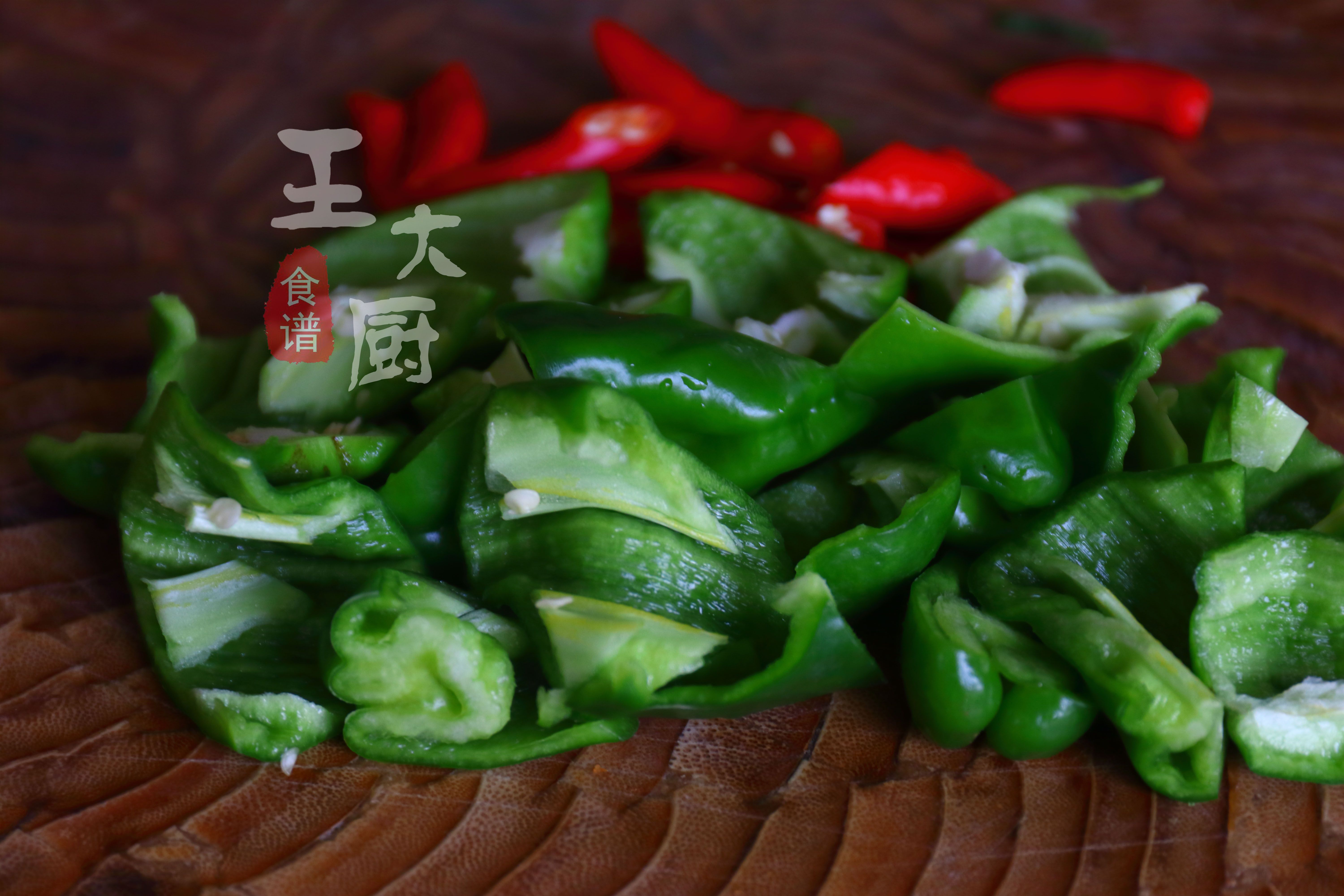 干锅肥肠的家常做法，香辣爽口，肥而不腻，超下饭，家人都爱吃