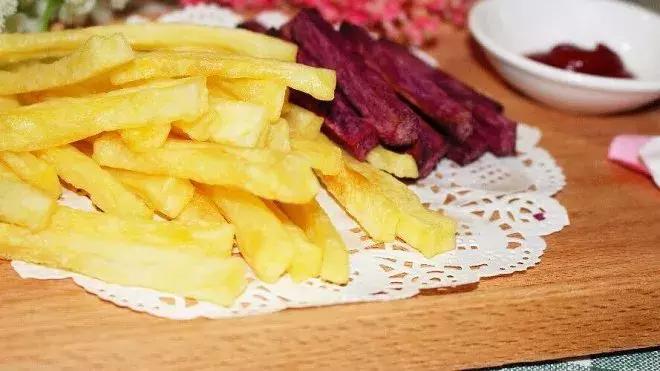 在家里做薯条吃又干净又卫生,孩子自己动手做薯条又简单又好吃