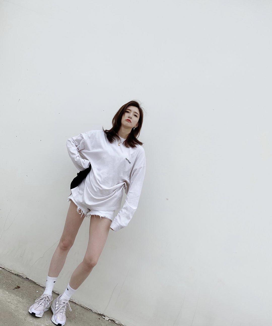 谭松韵穿皮衣衬衫配短裙,谭松韵复古印花衬衫配皮裤大波浪