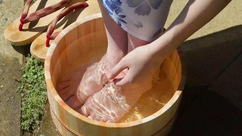 睡前泡脚是防脚寒的养生妙方,人泡脚的养生方法