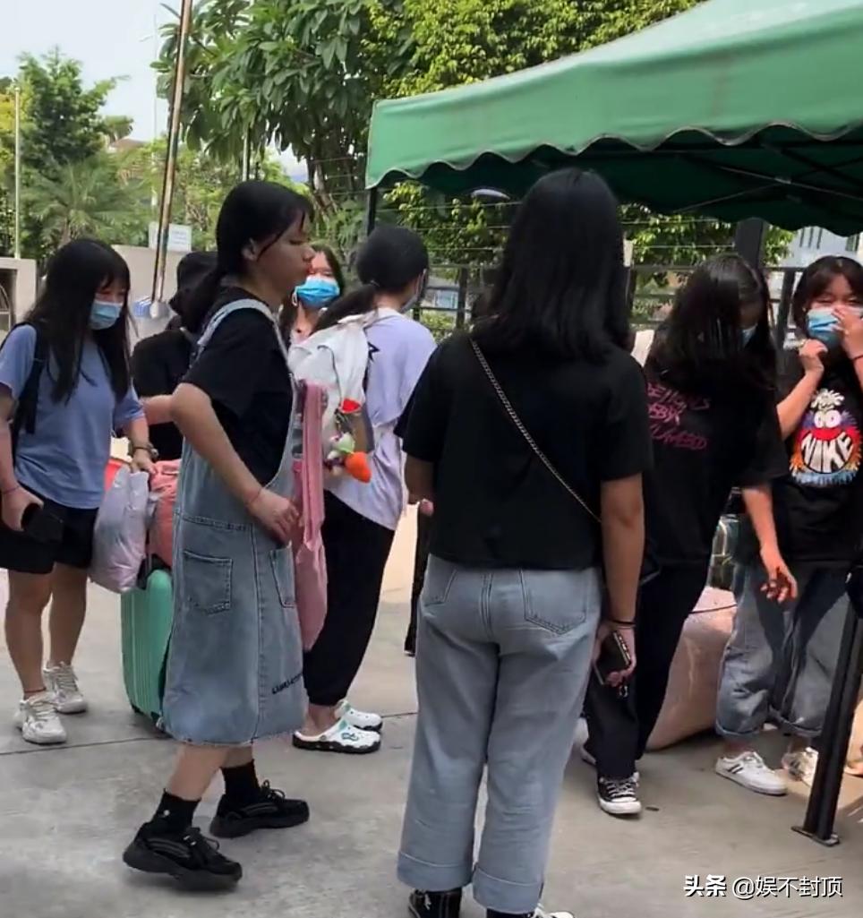 为什么五金厂工资比电子厂高,电子厂全是年轻人