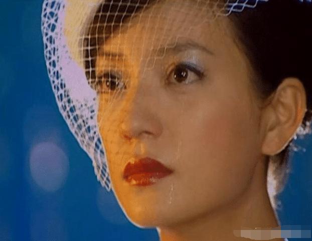 情深深：同样是陆家女儿，为何读大学的如萍，比不上唱歌的依萍？