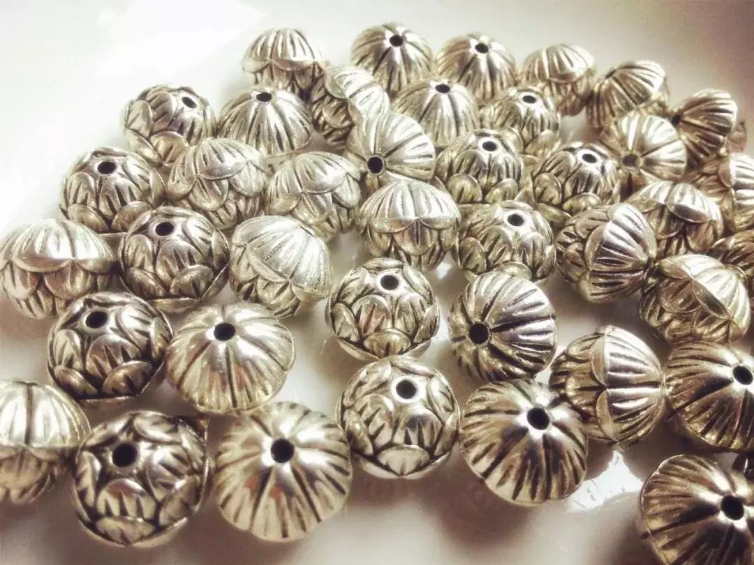 本命年红绳可以左右手都戴吗,本命年红绳戴哪只手女生