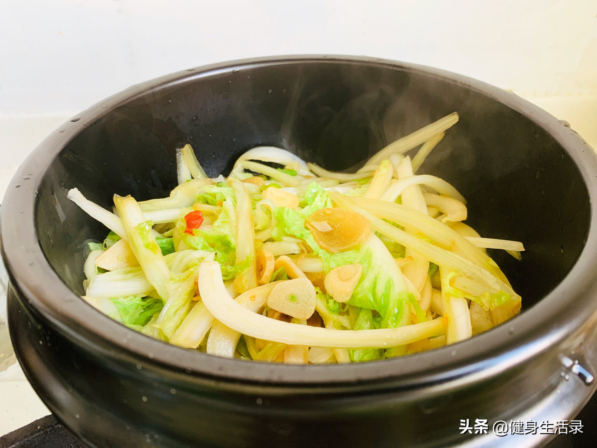 冬日砂锅炖白菜,用砂锅炖白菜搭配什么好吃