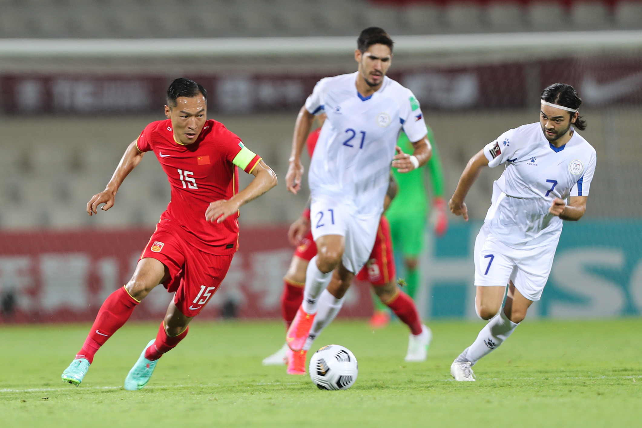 吴曦、艾克森都有黄牌在身，国足要不要将他俩暂时雪藏？这是个问题