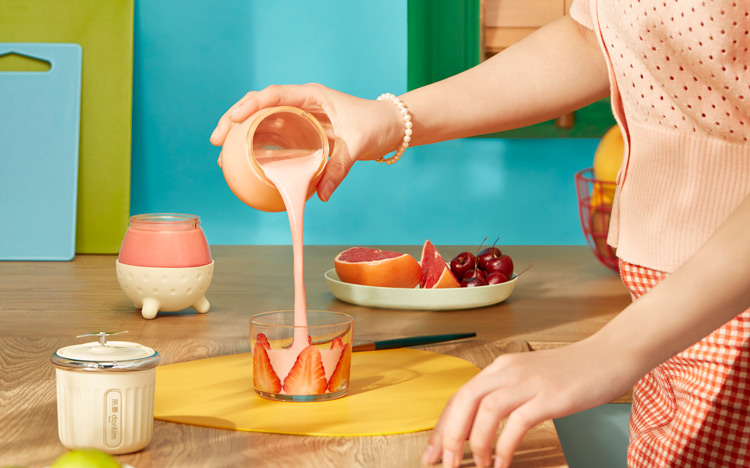 放到包包里的榨汁机,随身携带榨汁机随时喝到新鲜果汁