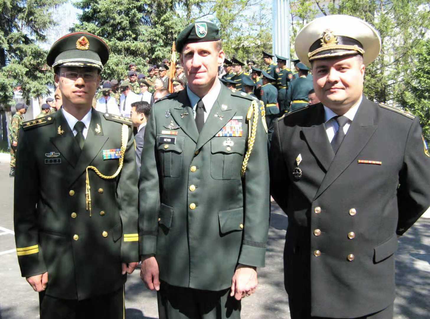 俄教员看到中国军官穿的袜子，怎么皱起了眉头？