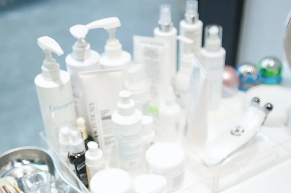 化妆品过期了还能销售吗,化妆品过期还能用吗对皮肤有害吗