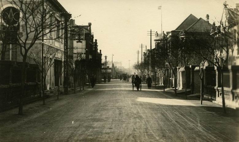 照相馆曾是高端行业，老板挣大钱买大洋房，照相机都是天价