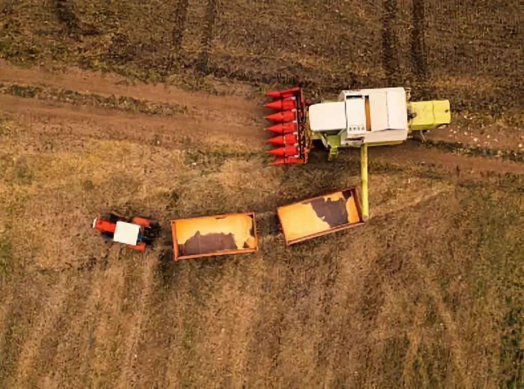 开玉米收割机第一刀拐弯技巧视频,久保田玉米收割机保养教程视频