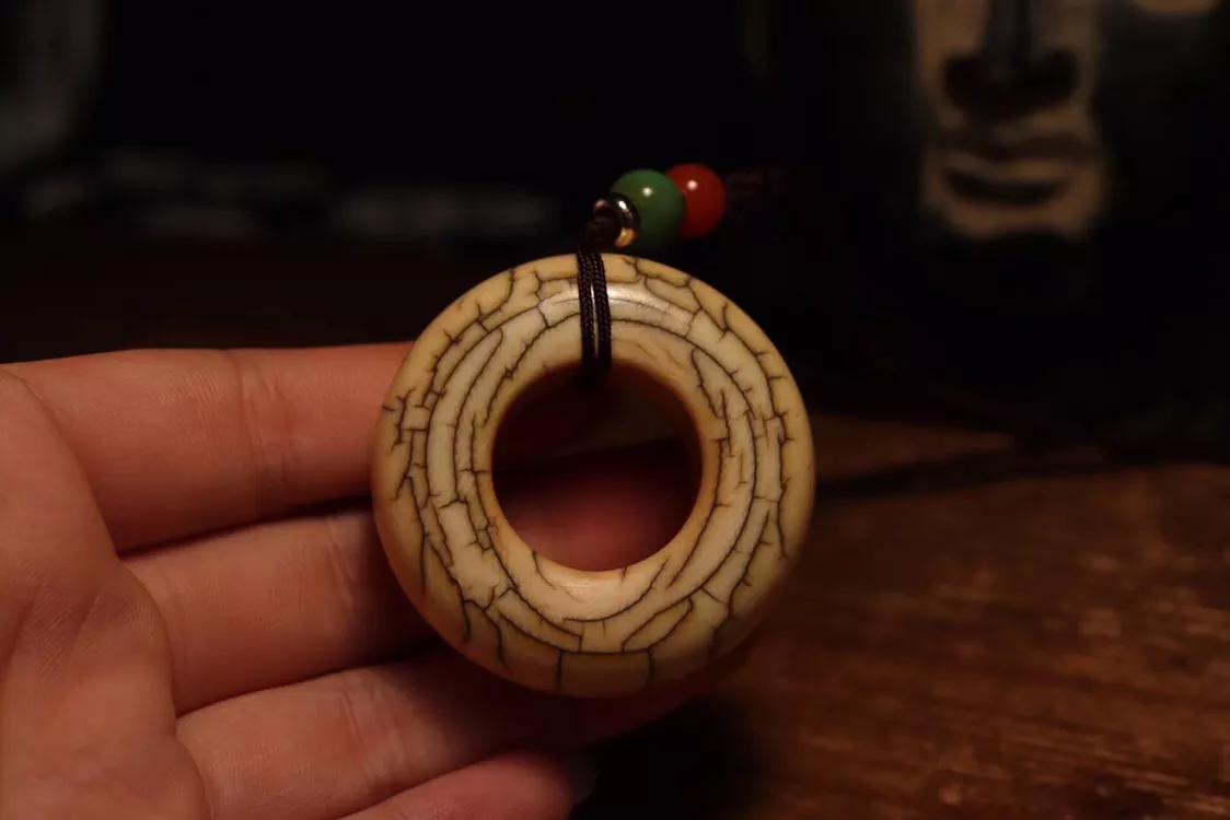 象牙裂的地方发黑,象牙裂了