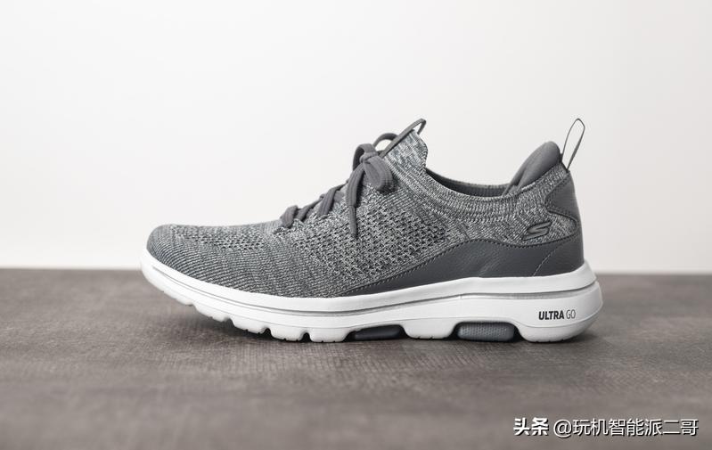 车轮*力暴**测评！小米有品国货对比洋牌斯凯奇，看哪双还能穿着蹦迪