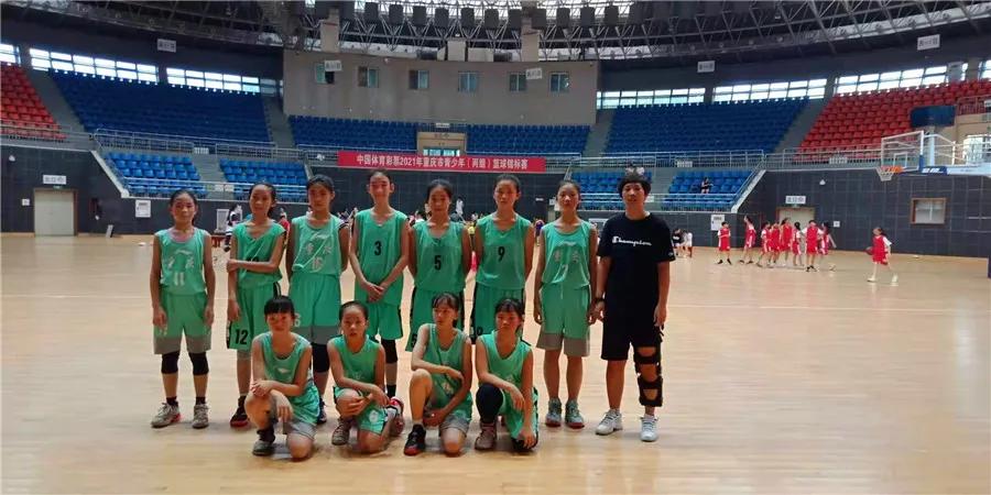 恭喜实验小学足球队喜获冠军,热烈庆祝我校足球比赛获得冠军