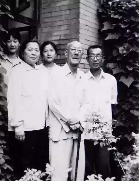 潘素:沦落风尘却蕙质兰心,慧心百年,素韵流芳,徜徉青山绿水