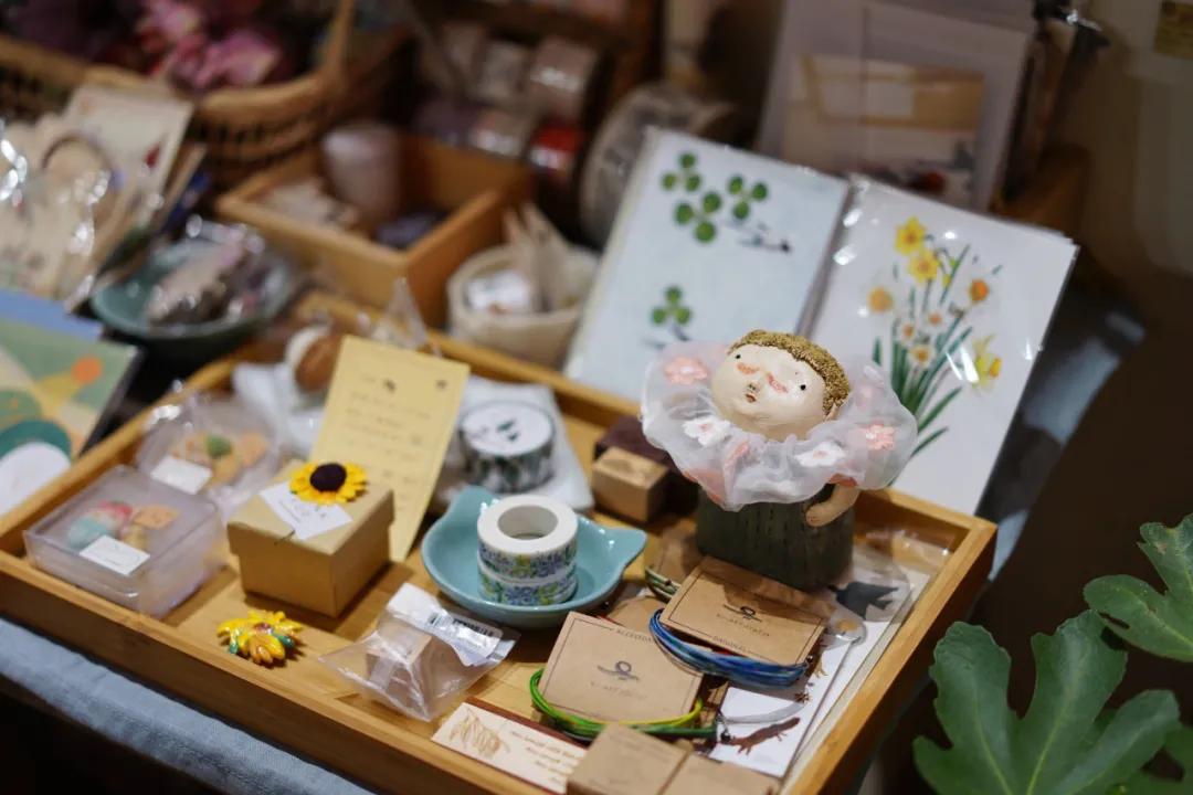 成都两个小姑娘开的老房子花艺杂货铺，外地游客不远千里专程打卡