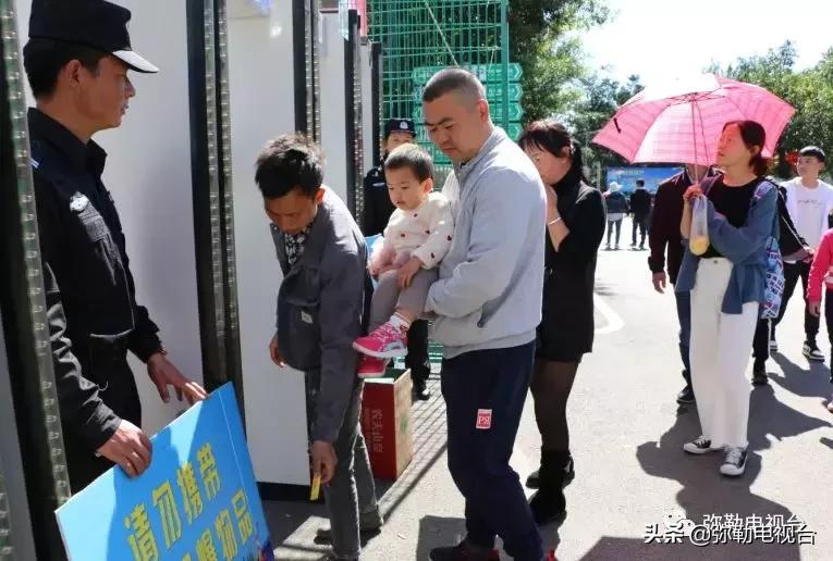 昆明弥勒人山人海,来弥勒玩人山人海
