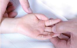 小孩推拿完打嗝怎么回事,小儿打嗝怎么推拿