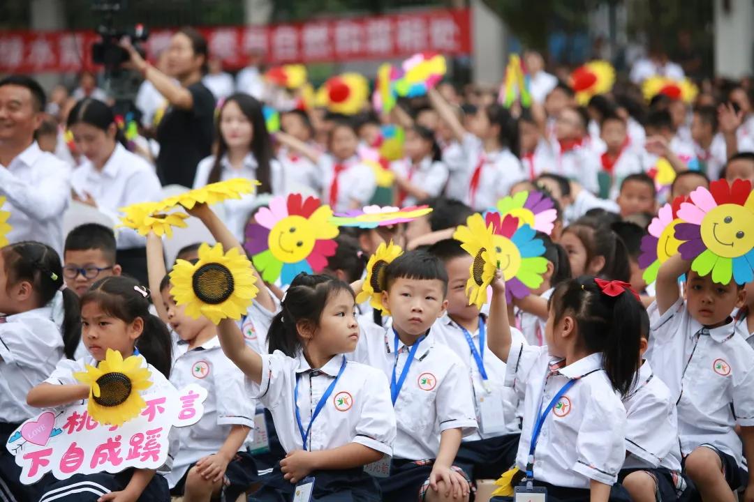邛崃市北街小学：尚美怡情、艺美德和