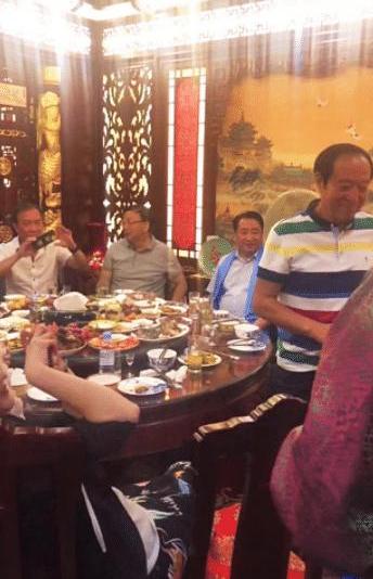 58岁丢官离婚,71岁晚景凄凉,牛群混成这样,冯巩为何不帮帮他?