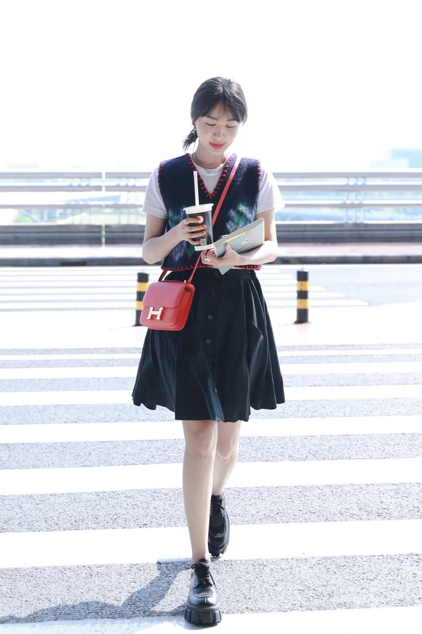 李菲儿夏季清凉穿搭俏皮可爱,李菲儿羊羔绒外套搭配