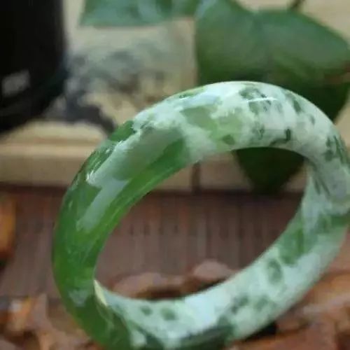 岫玉180料手镯和翡翠哪个好,好品质的岫玉和差品质翡翠哪个好