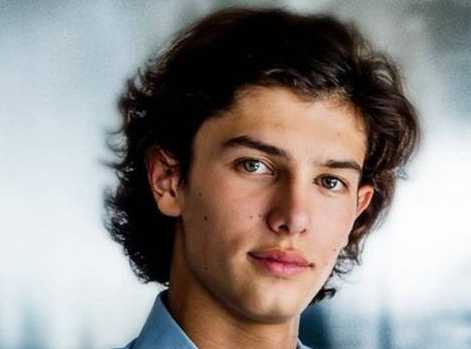 他是有中国血统的欧洲王子，父母离婚后，他只能在中国以走秀为生