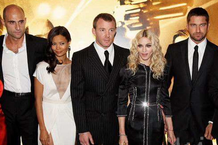 麦当娜与小35岁新男友合照,麦当娜出街视频