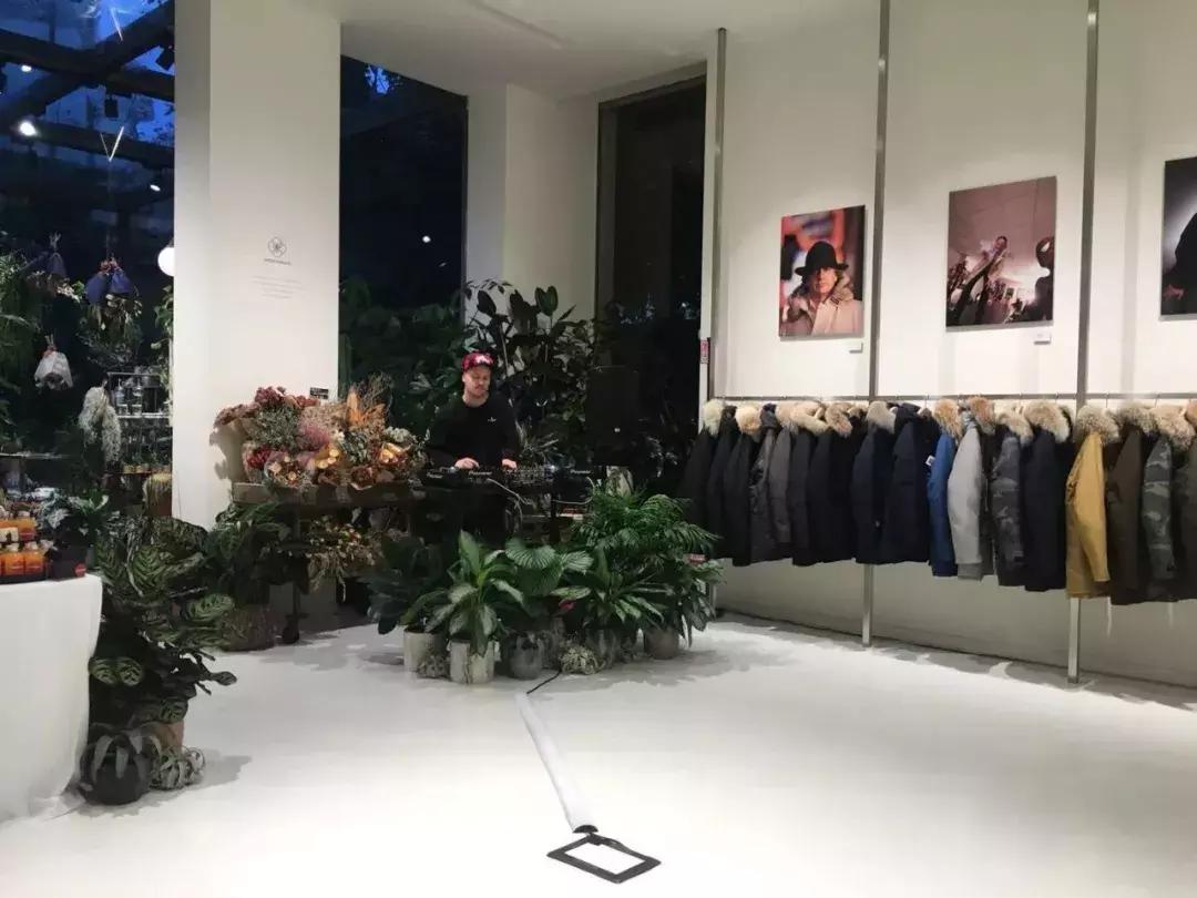 羽绒服怎么穿效果最好 (羽绒服穿着要什么样才叫做刚合适)