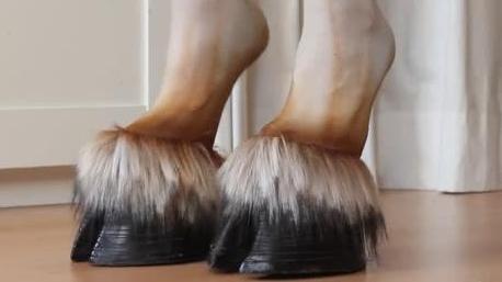 日本超级奇葩的高跟鞋,日本发明最奇葩的马蹄高跟鞋