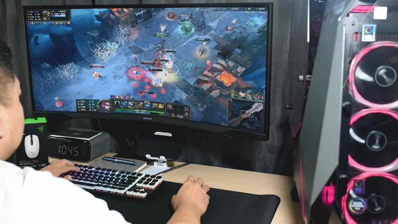 颜值高、还能打、抓着还舒服-雷蛇八岐大蛇V2游戏鼠标