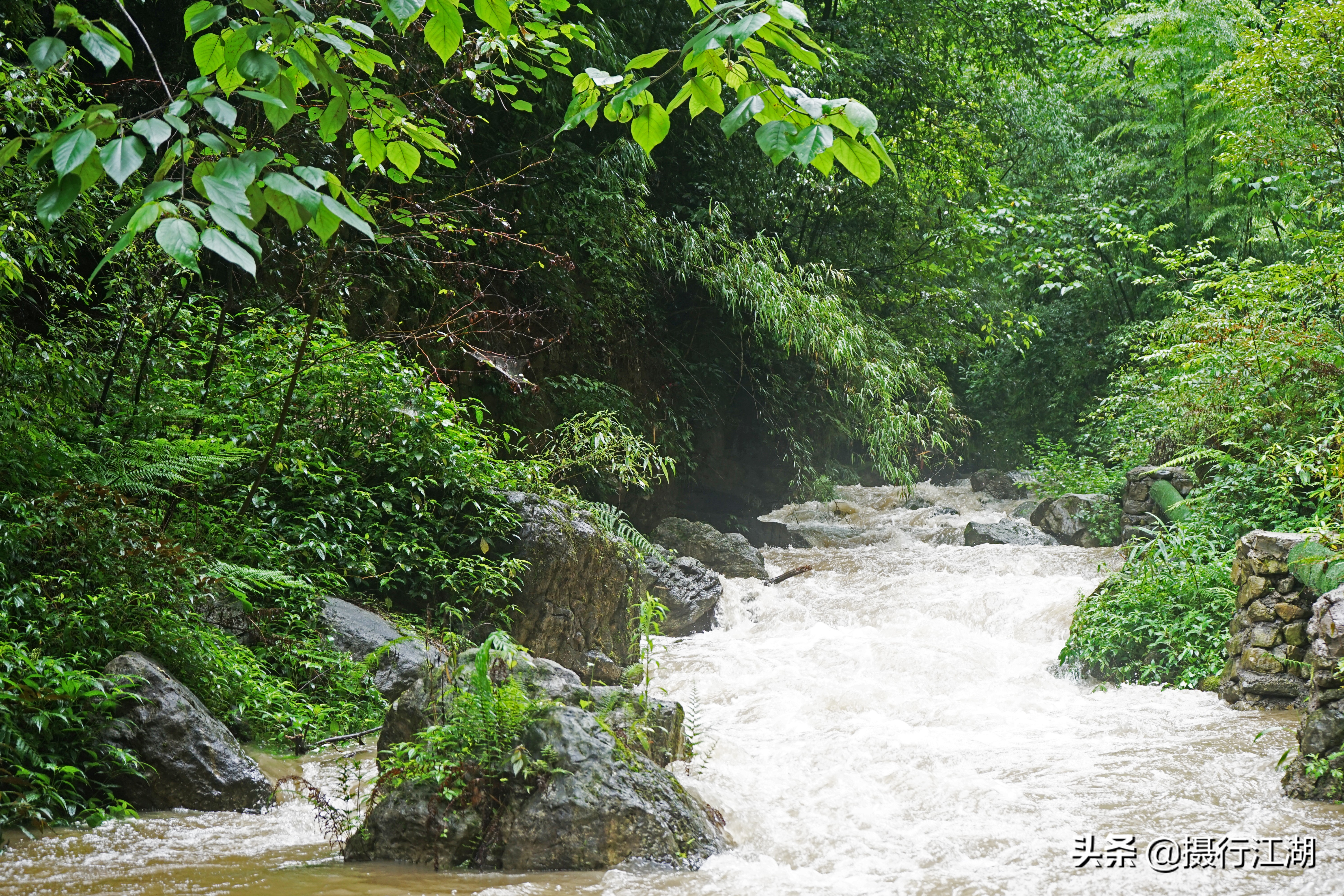 避暑秘境神龙峡，在飞瀑流泉的原始谷底来一场随遇而安的漂流