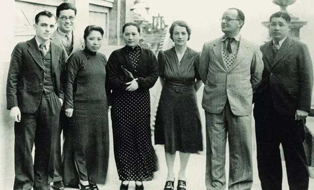 毛主席逝世追悼会上，举国致哀站立吊唁，为何有一人会坐着参加？