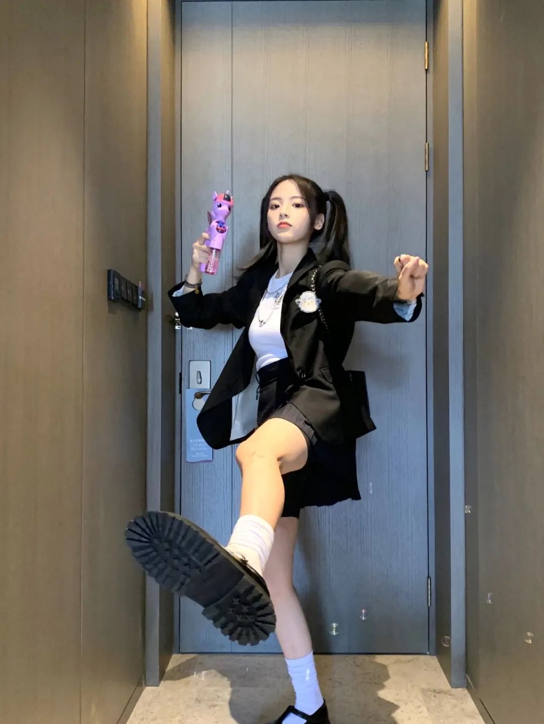 36岁圆脸扎什么发型减龄,胖圆脸适合的中长扎发教程