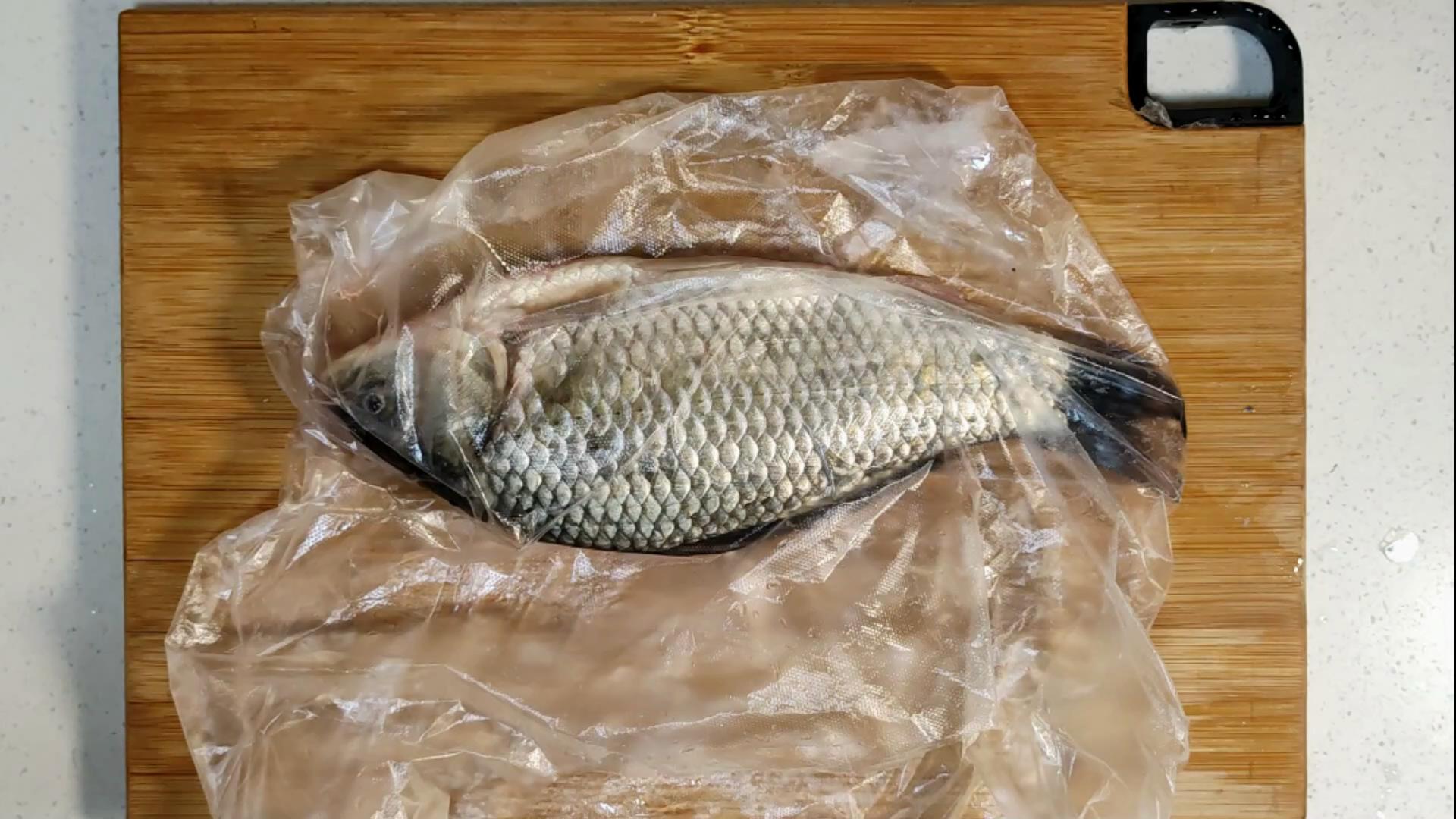 23年一级大厨分享鱼去鳞妙招，1个塑料袋，鱼鳞不飞溅不粘案板