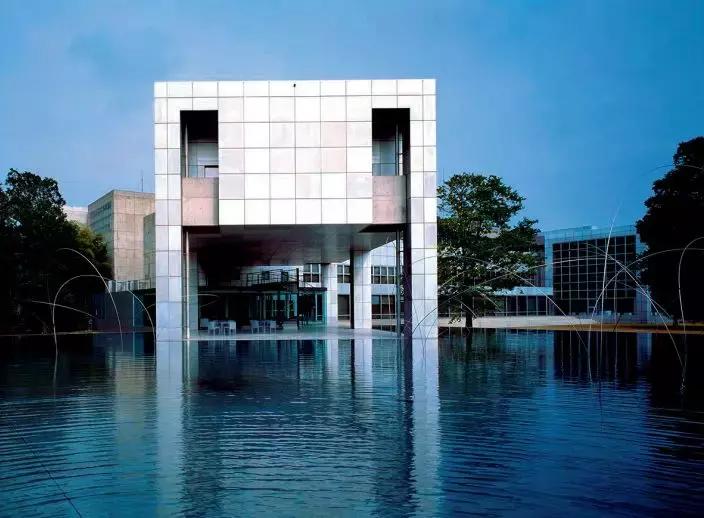 矶崎新的建筑,矶崎新反建筑史