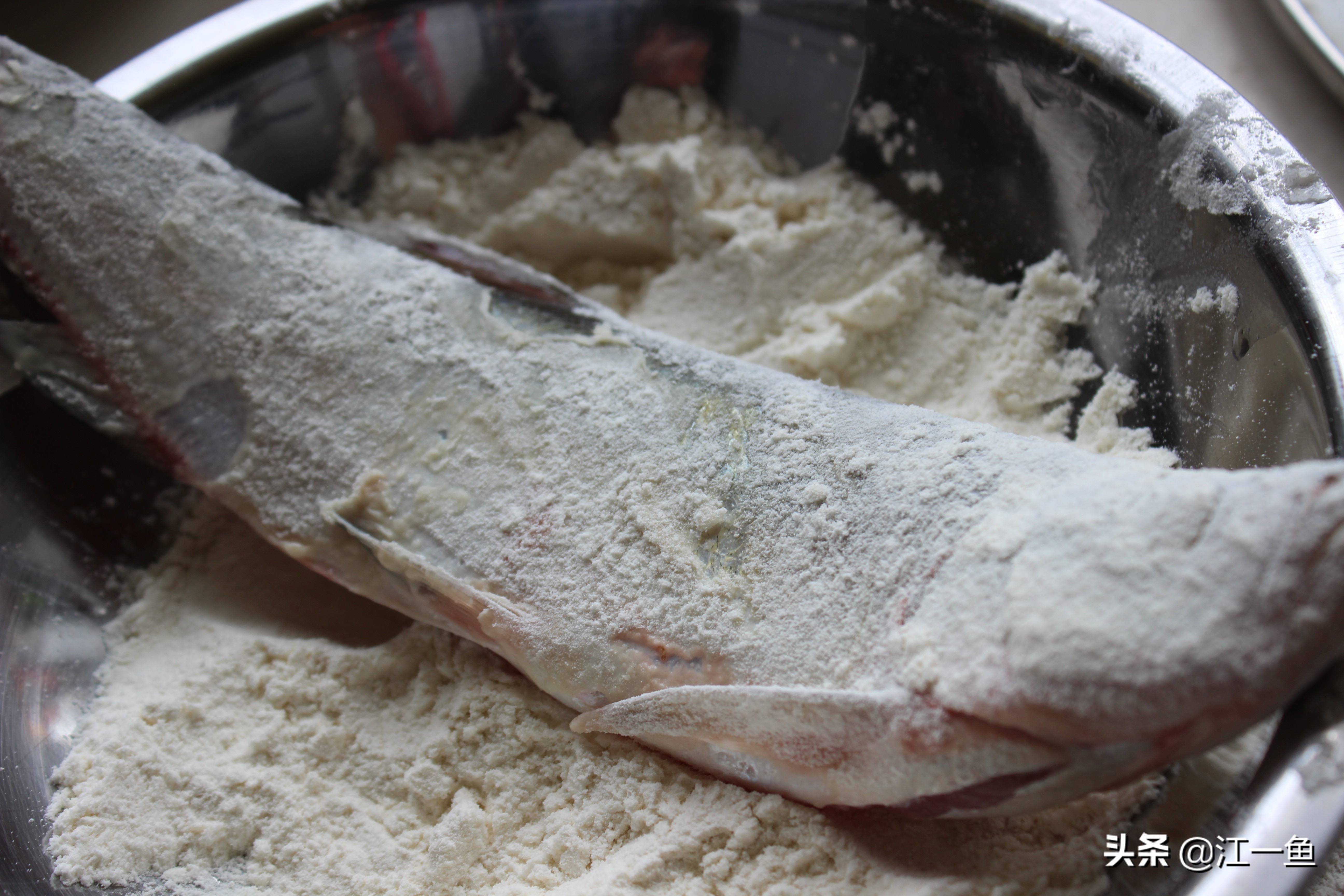 教你煎鱼技巧不掉皮又香酥,煎花鲢怎么不粘锅不掉皮