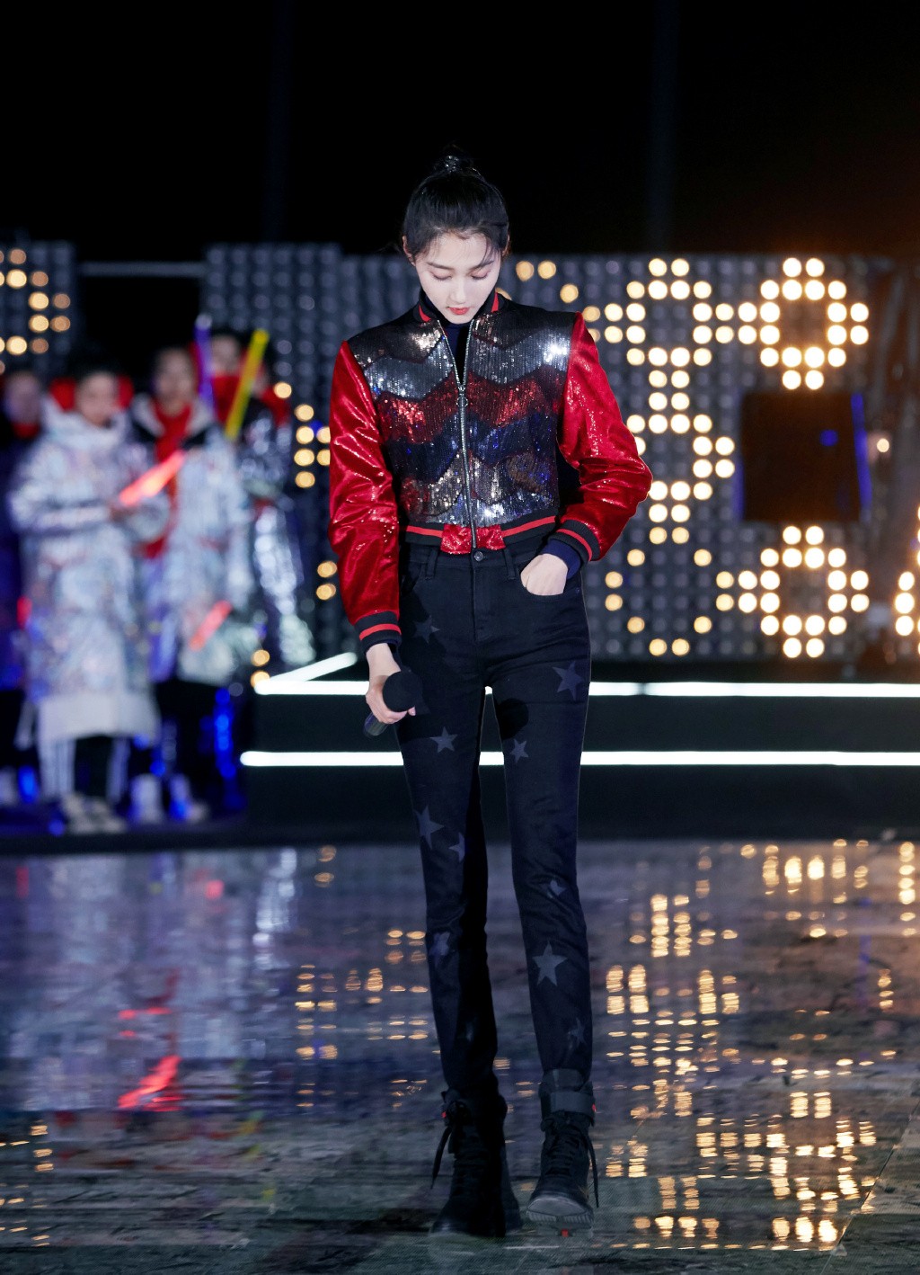 关晓彤穿靴子参加王牌,张若昀关晓彤穿长裙子